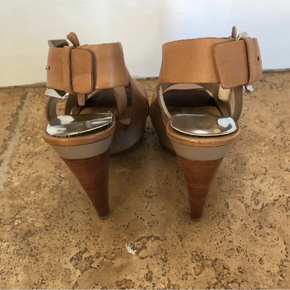 MICHAEL KORS - Y2K CARLA LEATHER BUCKLE PLATFORM HEELS SANDALS + WOMENS/TAN 7